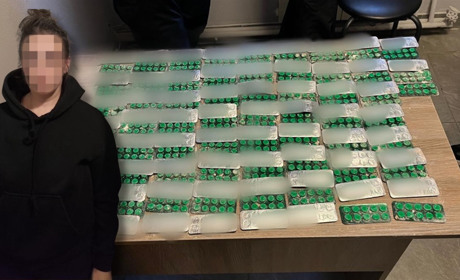 Жінка намагалась провести наркотики в банках до Молдови через «Старокозаче – Тудора»