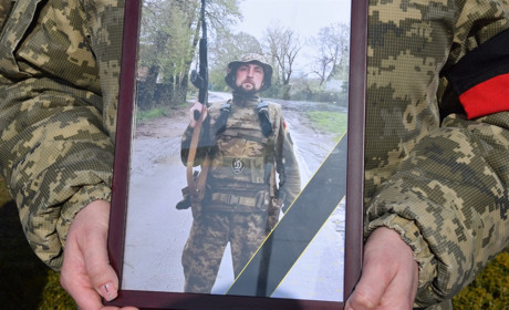 Віддав своє життя за мирне небо над Україною. Нетішинці попрощалися з Героєм Сергієм Осадчуком