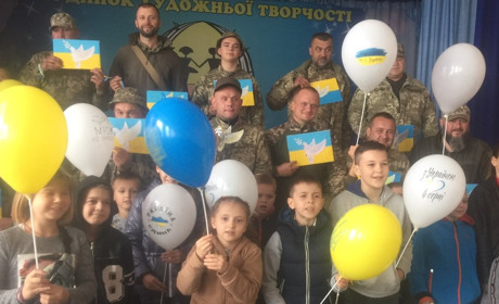 «Щоб ЗСУ повернулися додому!» У Переяславі діти подарували військовим зворушливі листівки