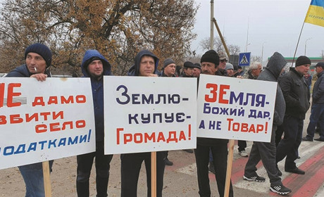 Перекрили трасу: аграрії з усієї області поблизу Мелітополя протестували проти продажу землі