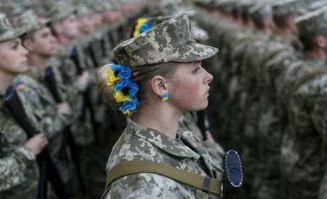 Українських жінок зобов’язують стати на військовий облік: за невиконання штраф