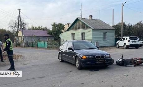 У Петропавлівці на перехресті зіткнулися BMW та скутер: постраждав неповнолітній