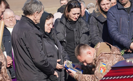 Ще декілька хвилин у рідній домівці і процесія рушає до храму. Прощання з Віталієм Ясінським