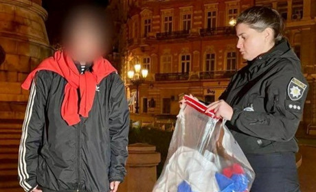 Жінку, яка вивісила прапор рф в Одесі, визнали неосудною і направили на лікування