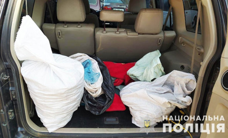 У Володимирецькому районі поліцейські вилучили 4 мішки з бурштином