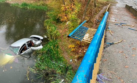 Жахлива аварія в Браїлові: авто злетіло з моста в річку, пасажирка загинула на місці