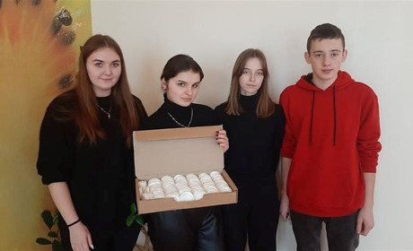 На Кременеччині учні виготовили 400 розпалювачів вогню для ЗСУ