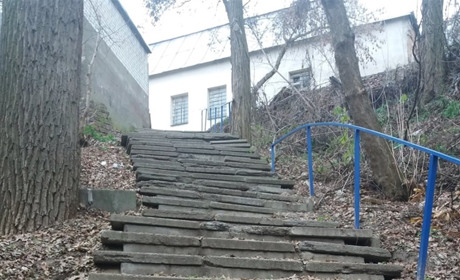 На спуску від Свято-Троїцького собору до Іллінської вулиці будують нові сходи