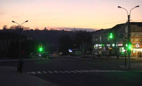 Вмикають пізно, а вимикають рано: городоччани обурені освітленням вулиць. Що кажуть у міськраді