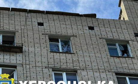 На Херсонщині армія рф завдала ударів по житловим кварталам: пошкоджені будинки та автівки