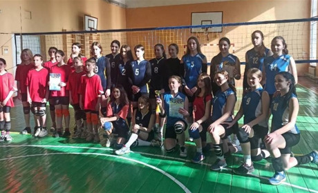 У Первомайську відбулися чергові спортивні змагання. Цього разу грали волейбольні дівочі команди