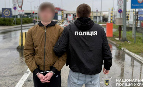 На Хмельниччину екстрадували чоловіка, який незаконно переправляв осіб через Державний кордон