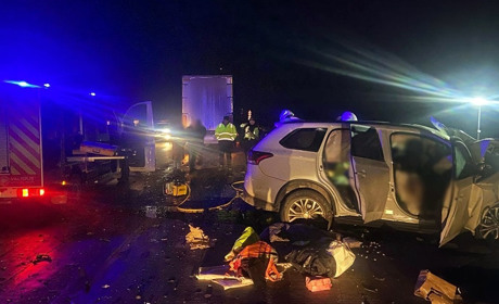 Лобове зіткнення автівки та вантажівки на Житомирщині забрало життя у трьох людей