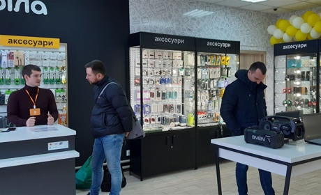 Що подарувати на 8 березня. Консультує продавець магазину "Мобіла"