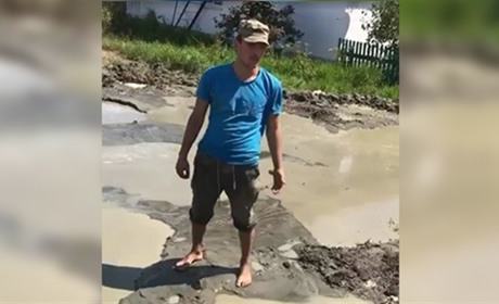 У Дубівці «сонячний» камінь вже миють неподалік житлових будинків