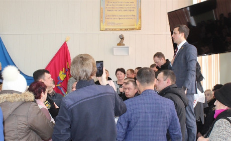В борьбе за электорат: выбитая дверь от нардепа Крейденко, трактора у исполкома от нардепа Минько