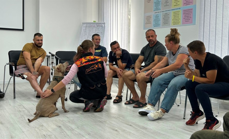 Терапія за участі собак: у Сарнах провели перше заняття з військовими