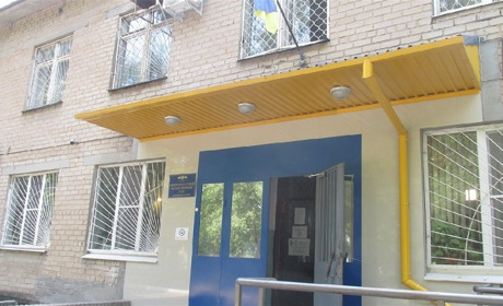 Суд идет: дела рассматриваются, но без вольных слушателей