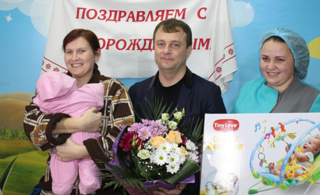 У Покровську перші малюки, народжені у новому році, отримали подарунки 