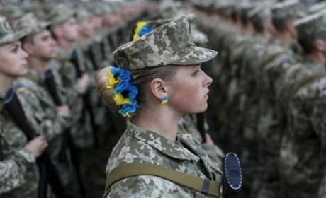 Жінки ставатимуть на військовий облік аж через рік: заборон для виїзду за кордон немає