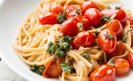 Рецепт дня: паста з томатами, часником і гострим перцем