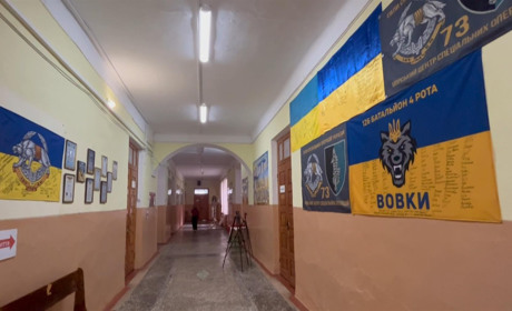 У Городку з’явився прапор з підписом Валерія Залужного. Стяг доповнив колекцію першого ліцею