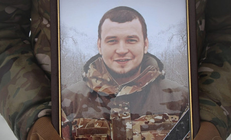 Дворічна донечка вже ніколи не скаже «Тату». Нетішин провів у засвіти Героя Сергія Пилипчука