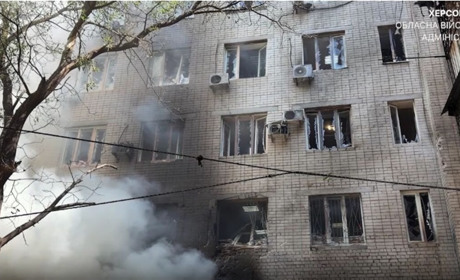 Окупанти атакували адмінбудівлю в Херсоні: загинула жінка, є поранені (відео)