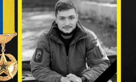 Посмертно присвоєно звання Героя України з удостоєнням ордена "Золота зірка" Денису Шевченку