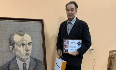 Знаний митець Ярослав Гладкий подарував Червонограду портрет провідника ОУН Степана Бандери