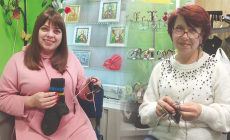 Їхня зброя — спиці та нитки. Городоччанки в’яжуть теплі шкарпетки для військових