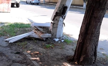 У центрі Херсона пошкоджена тролейбусна опора — як наразі курсують тролейбуси