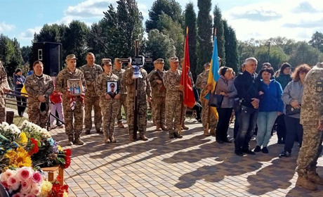 У Крупці попрощалися з 28-річним нетішинцем - капітаном Дмитром Денисюком