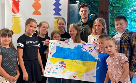 Поранений воїн-історик з Житомирщини проводить заняття з патріотичного виховання для дітей