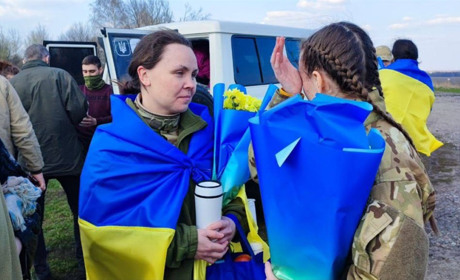 Після поранень та катувань. 100 захисників Зміїного, Маріуполя, Гостомеля повернулися з полону