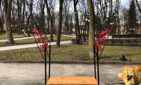 У Дрогобичі з’явилась петиція з проханням перенести лавку для закоханих «Серце Бандери»