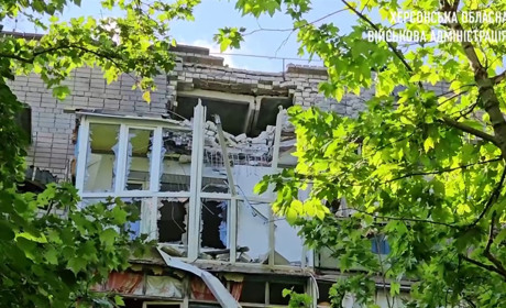 На Херсонщині російські терористи поцілили у житлові квартали, стільникову вежу, агропідприємство