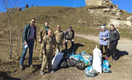 Кременецькі волонтери прибрали Замкову гору: серед небайдужих -  американець