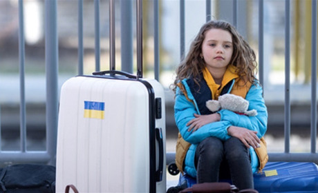 Виїзд дітей за кордон під час війни: хто може супроводжувати та які документи потрібні?