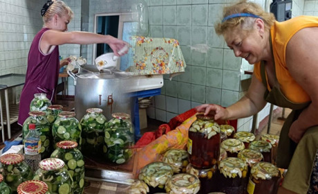 Переяславські волонтерки готують консервацію для воїнів: їм потрібні банки та пластикові бутлі