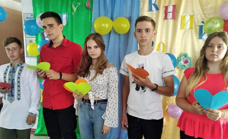 Випускники Буртівської школи, що на Кагарличчині, отримали свідоцтва, грамоти та подяки