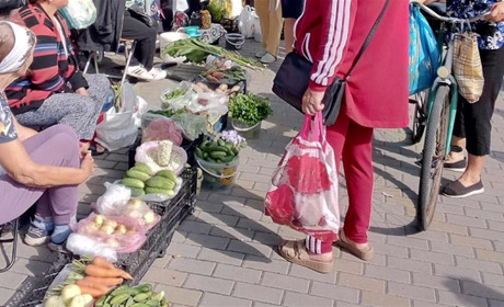 Стихійну торгівлю у Звягелі планують впорядкувати — на вул. Наталі Оржевської встановили перші ятки