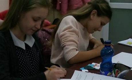 Гуртківці виготовили листівки воїнам 