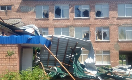 Сватовим пронісся ураган: значних ушкоджень зазнала восьма школа і багатоквартирки на Мирному