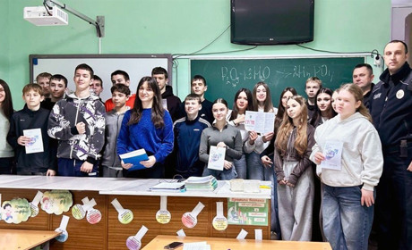 Учням шкіл Звягеля пояснили, як розпізнати родинну тиранію та куди звернутися по допомогу