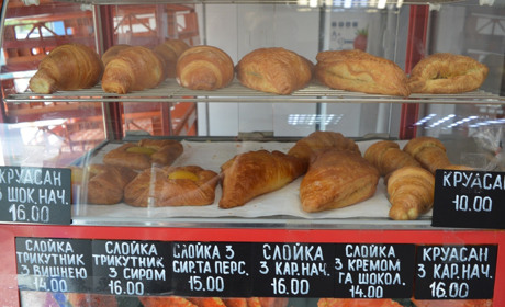 Хрусткі та пишні круасани і слойки продають в магазині "ХлібМолоко"