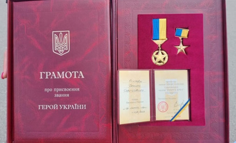 Президент України передав орден «Золота зірка» рідним загиблого Героя України – славутчанина Дениса