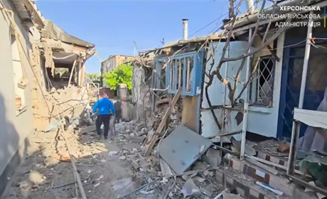 Уночі окупанти вдарили з артилерії по будинку в Херсоні (відео)