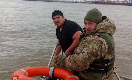 Измаильские пограничники спасли румынского рыбака, чья лодка перевернулась на Дунае