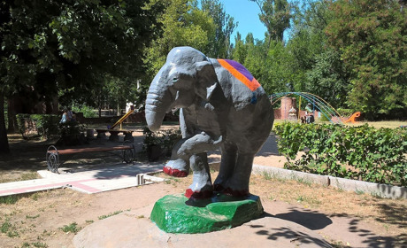 Росіяни знищують парк у Новій Каховці і насміхаються з гауляйтера Гури